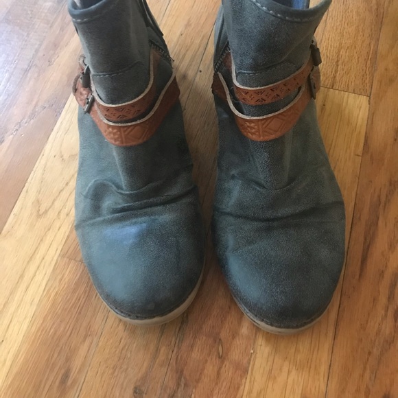 SOLD Grey Suede Roxy Ankle Booties - Picture 6 of 6